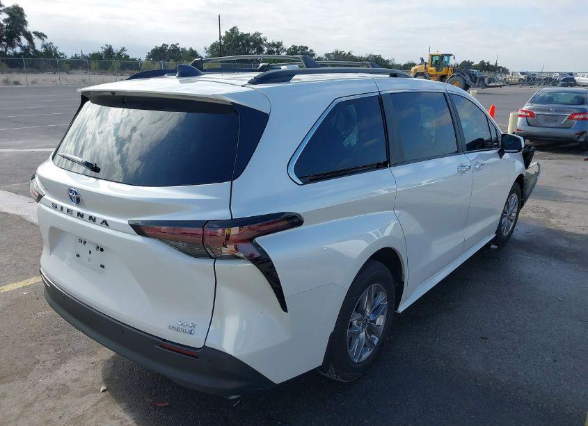 Photo 4 of 2024 Toyota Sienna XLE (VIN 5TDYRKEC2RS213274)