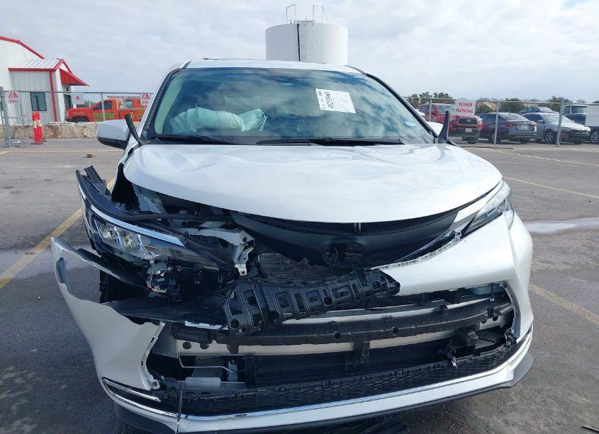 Photo 6 of 2024 Toyota Sienna XLE (VIN 5TDYRKEC2RS213274)