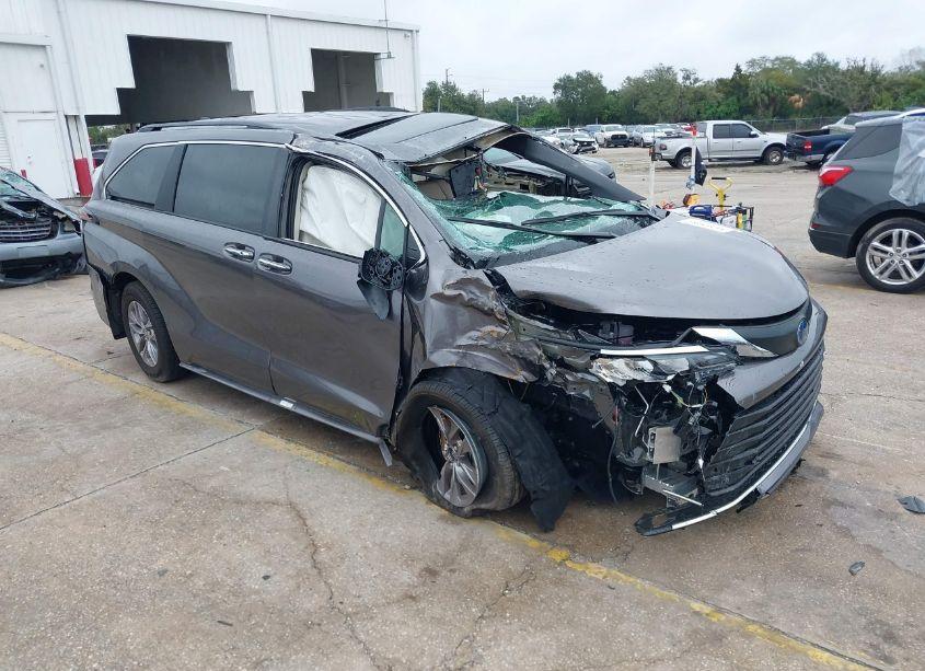 2024 Toyota Sienna XLE (VIN 5TDYRKEC2RS220855) main photo