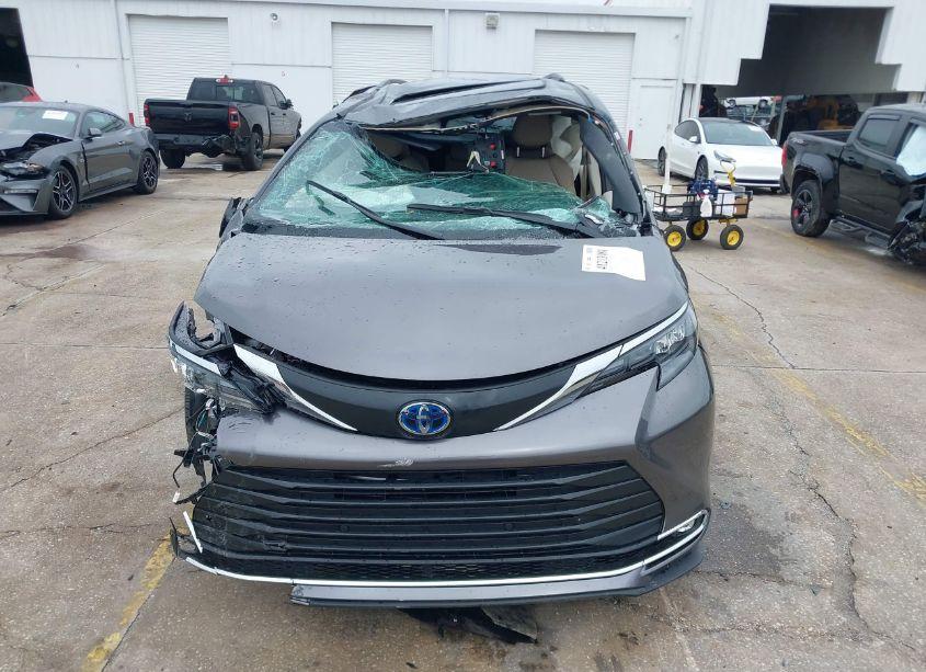 Photo 11 of 2024 Toyota Sienna XLE (VIN 5TDYRKEC2RS220855)