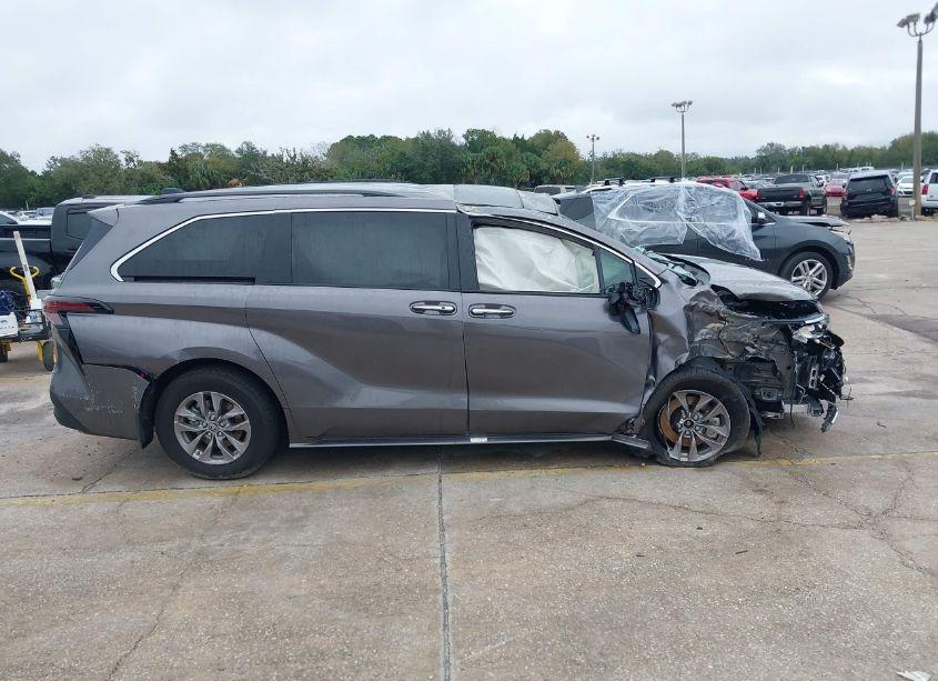 Photo 12 of 2024 Toyota Sienna XLE (VIN 5TDYRKEC2RS220855)