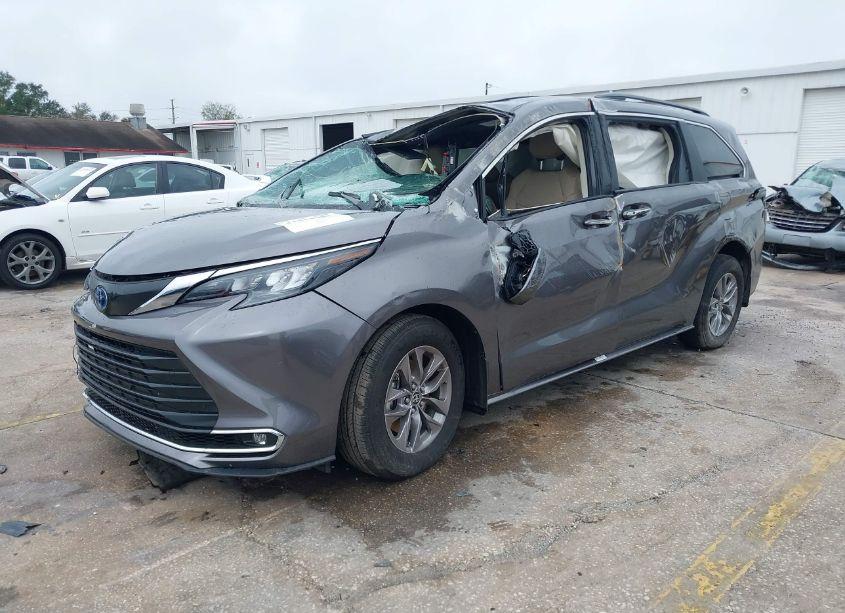 Photo 2 of 2024 Toyota Sienna XLE (VIN 5TDYRKEC2RS220855)