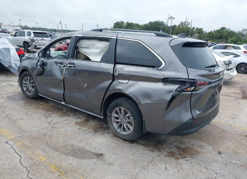 Photo 3 of 2024 Toyota Sienna XLE (VIN 5TDYRKEC2RS220855)