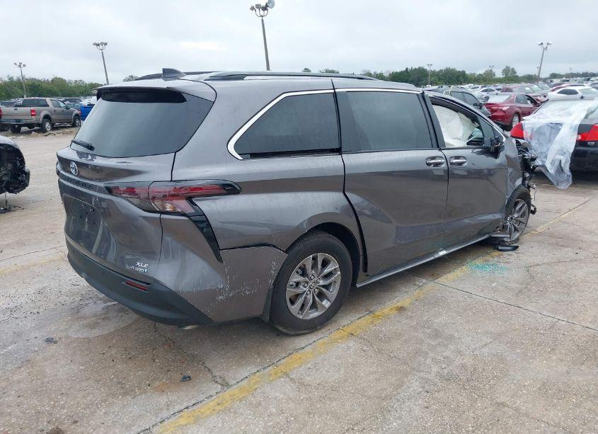 Photo 4 of 2024 Toyota Sienna XLE (VIN 5TDYRKEC2RS220855)