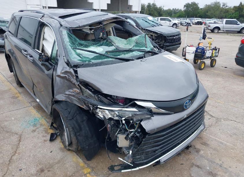 Photo 6 of 2024 Toyota Sienna XLE (VIN 5TDYRKEC2RS220855)