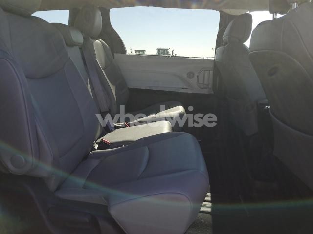 Photo 10 of 2025 TOYOTA SIENNA XLE (VIN 5TDYRKEC2SS237466)