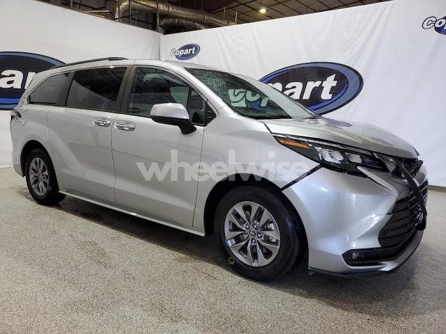 Photo 4 of 2025 TOYOTA SIENNA XLE (VIN 5TDYRKEC2SS237466)