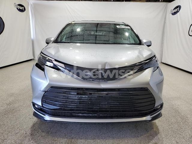 Photo 8 of 2025 TOYOTA SIENNA XLE (VIN 5TDYRKEC2SS237466)