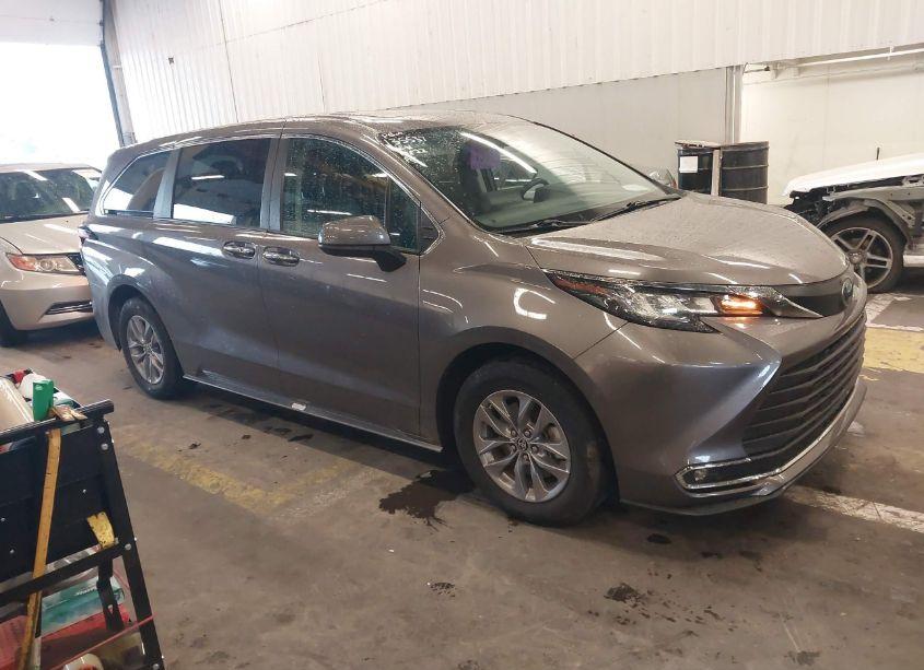 2022 Toyota Sienna XLE (VIN 5TDYRKEC3NS091549) main photo