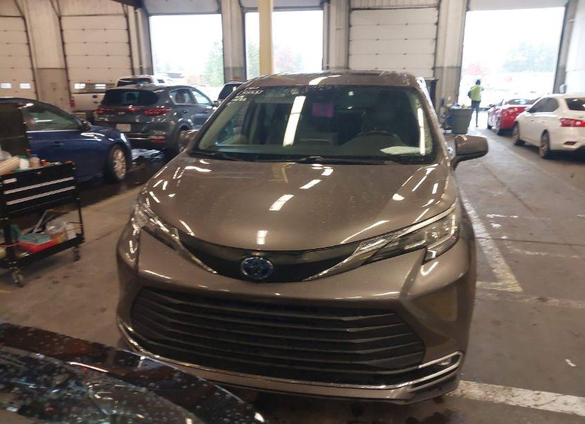 Photo 11 of 2022 Toyota Sienna XLE (VIN 5TDYRKEC3NS091549)