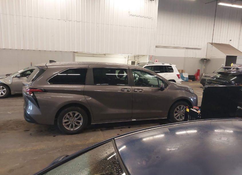 Photo 12 of 2022 Toyota Sienna XLE (VIN 5TDYRKEC3NS091549)