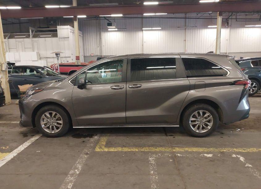 Photo 13 of 2022 Toyota Sienna XLE (VIN 5TDYRKEC3NS091549)