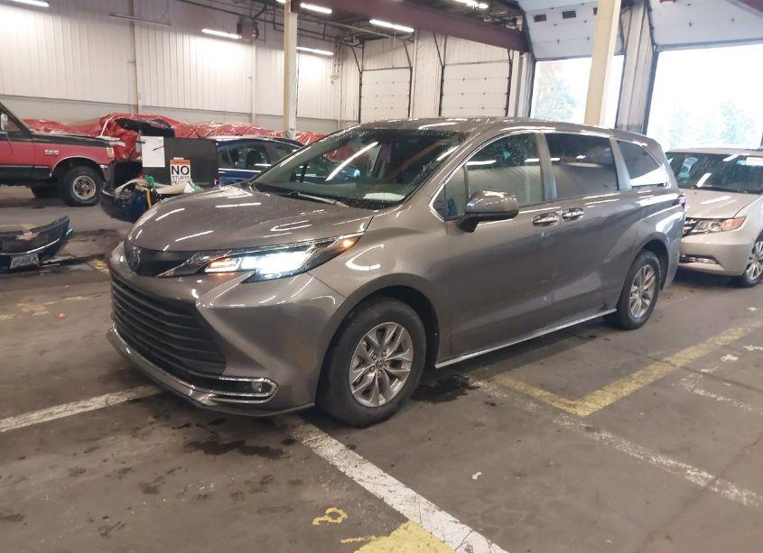 Photo 2 of 2022 Toyota Sienna XLE (VIN 5TDYRKEC3NS091549)