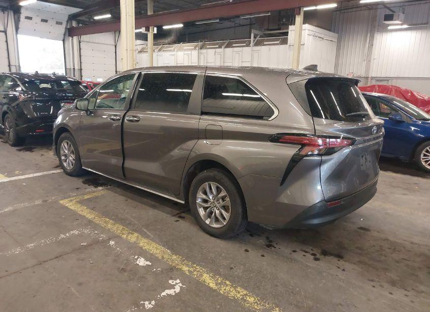Photo 3 of 2022 Toyota Sienna XLE (VIN 5TDYRKEC3NS091549)
