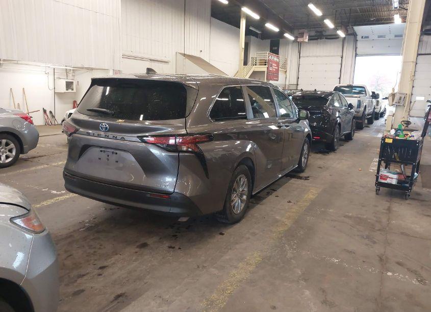 Photo 4 of 2022 Toyota Sienna XLE (VIN 5TDYRKEC3NS091549)