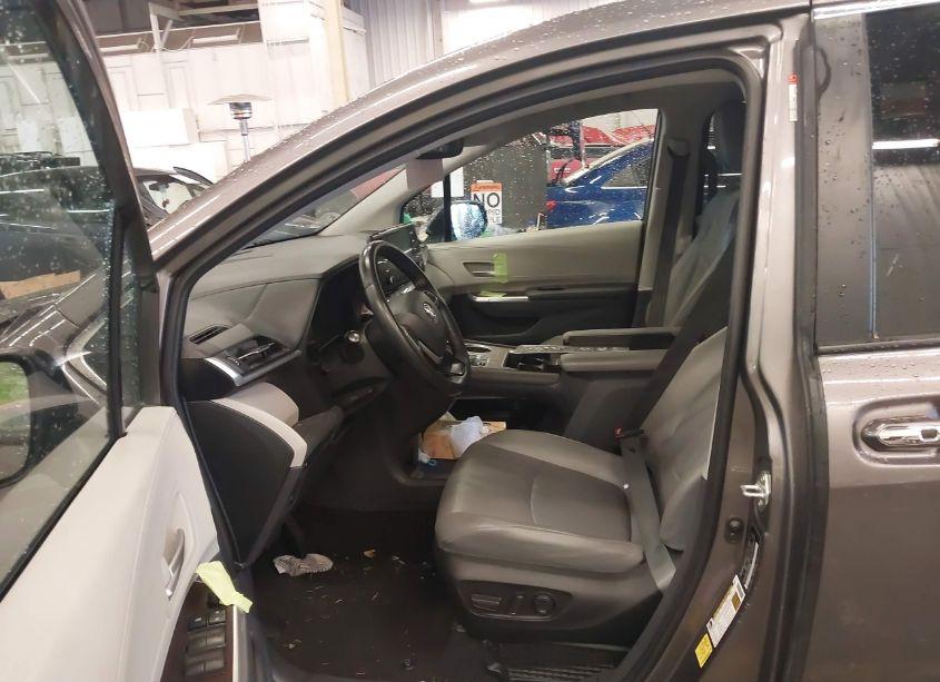 Photo 5 of 2022 Toyota Sienna XLE (VIN 5TDYRKEC3NS091549)