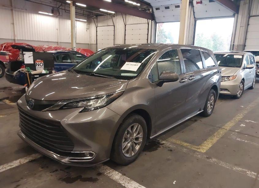 Photo 6 of 2022 Toyota Sienna XLE (VIN 5TDYRKEC3NS091549)