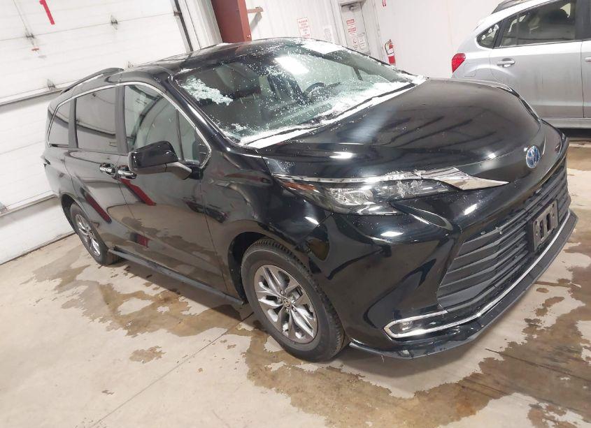 2024 Toyota Sienna XLE (VIN 5TDYRKEC3RS186814) main photo