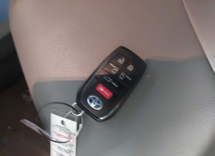 Photo 11 of 2024 Toyota Sienna XLE (VIN 5TDYRKEC3RS186814)