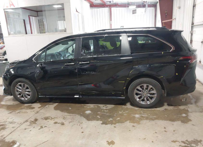 Photo 14 of 2024 Toyota Sienna XLE (VIN 5TDYRKEC3RS186814)