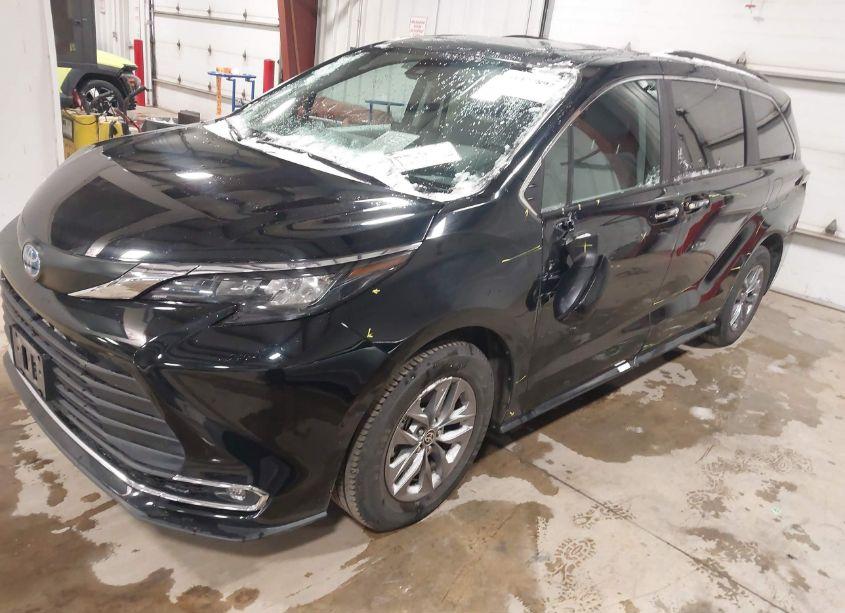 Photo 2 of 2024 Toyota Sienna XLE (VIN 5TDYRKEC3RS186814)