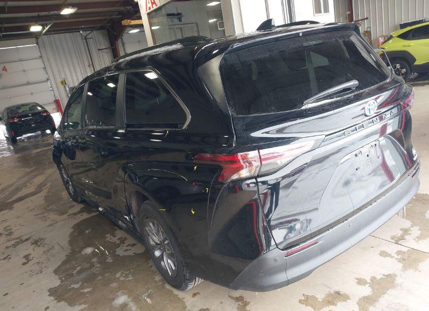 Photo 3 of 2024 Toyota Sienna XLE (VIN 5TDYRKEC3RS186814)