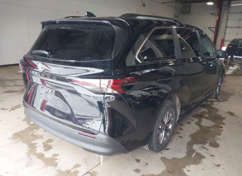 Photo 4 of 2024 Toyota Sienna XLE (VIN 5TDYRKEC3RS186814)