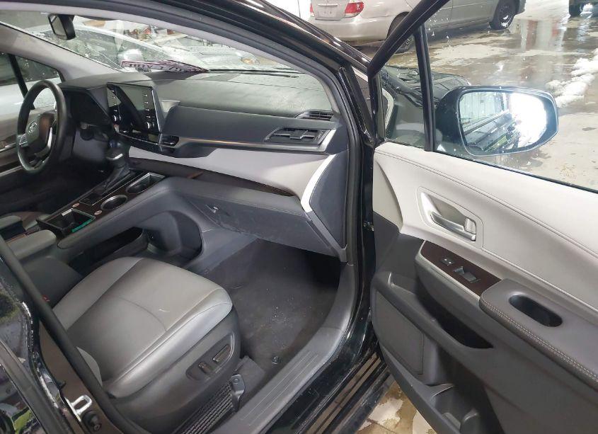 Photo 5 of 2024 Toyota Sienna XLE (VIN 5TDYRKEC3RS186814)