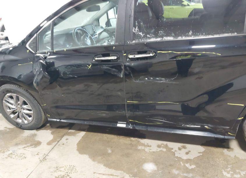 Photo 6 of 2024 Toyota Sienna XLE (VIN 5TDYRKEC3RS186814)