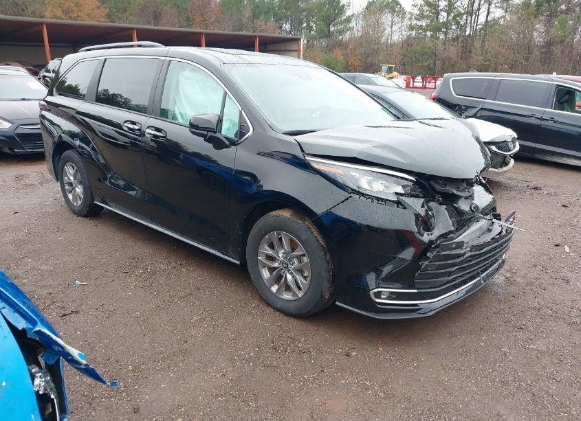 2024 Toyota Sienna XLE (VIN 5TDYRKEC3RS205829) main photo