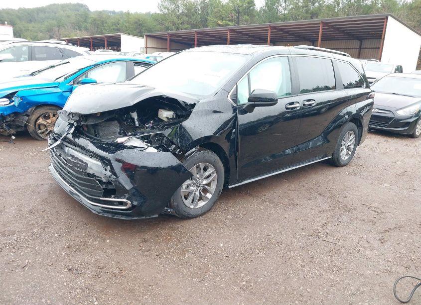 Photo 2 of 2024 Toyota Sienna XLE (VIN 5TDYRKEC3RS205829)