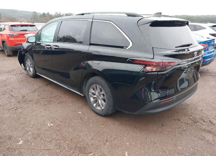Photo 3 of 2024 Toyota Sienna XLE (VIN 5TDYRKEC3RS205829)