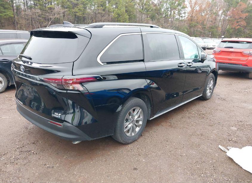 Photo 4 of 2024 Toyota Sienna XLE (VIN 5TDYRKEC3RS205829)