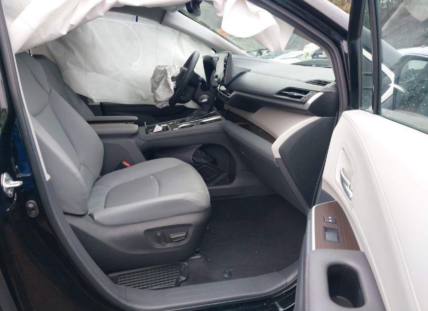 Photo 5 of 2024 Toyota Sienna XLE (VIN 5TDYRKEC3RS205829)