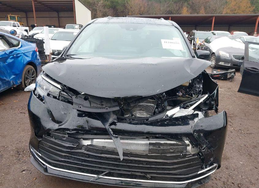 Photo 6 of 2024 Toyota Sienna XLE (VIN 5TDYRKEC3RS205829)