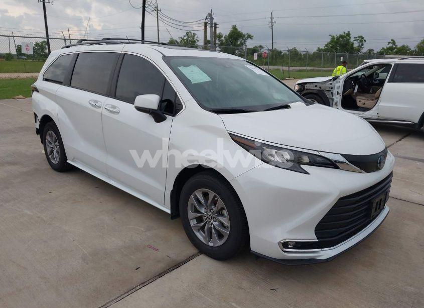 2024 Toyota Sienna XLE (VIN 5TDYRKEC4RS206973) main photo