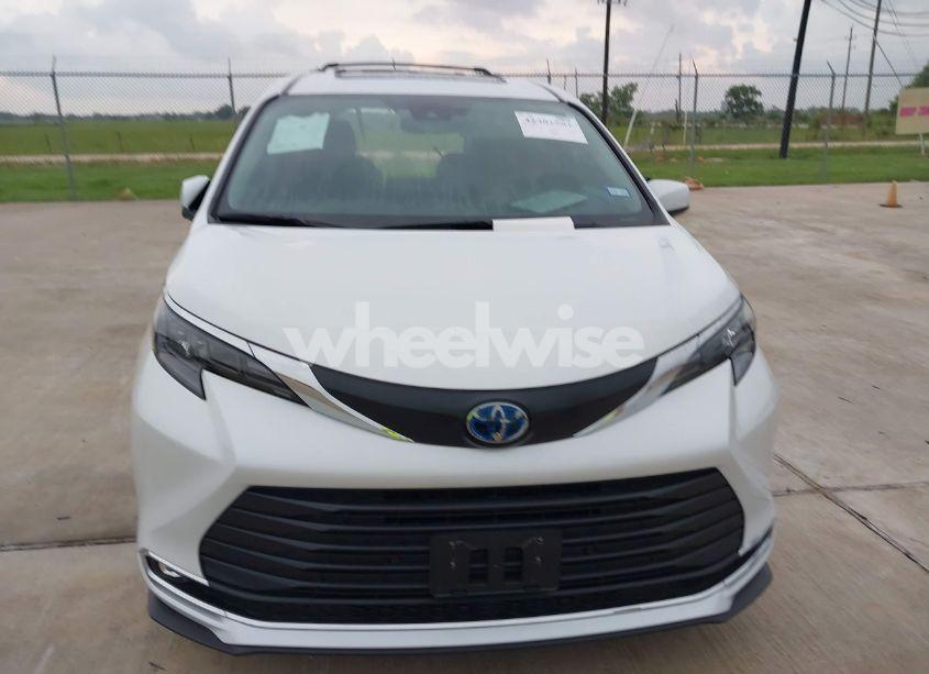 Photo 12 of 2024 Toyota Sienna XLE (VIN 5TDYRKEC4RS206973)