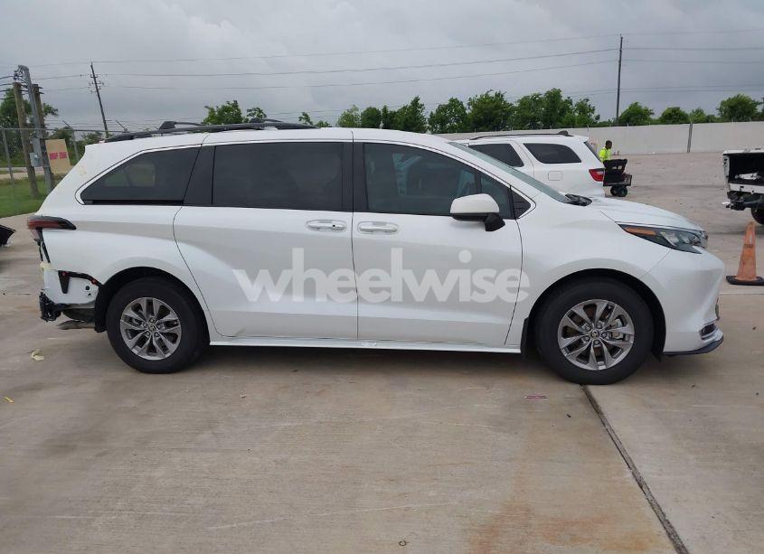 Photo 13 of 2024 Toyota Sienna XLE (VIN 5TDYRKEC4RS206973)