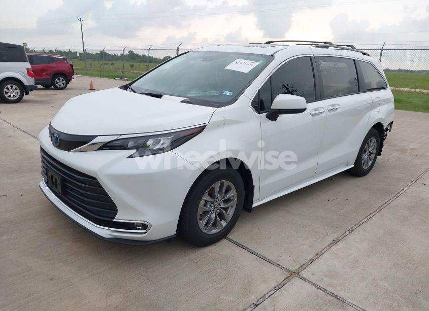 Photo 2 of 2024 Toyota Sienna XLE (VIN 5TDYRKEC4RS206973)