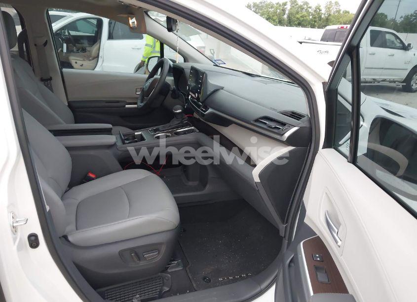 Photo 5 of 2024 Toyota Sienna XLE (VIN 5TDYRKEC4RS206973)