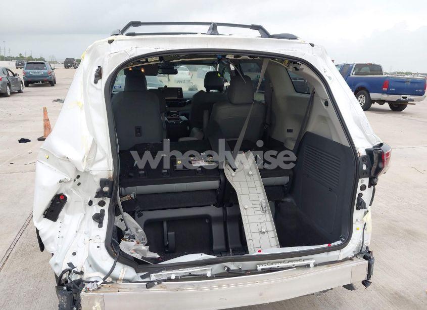 Photo 6 of 2024 Toyota Sienna XLE (VIN 5TDYRKEC4RS206973)