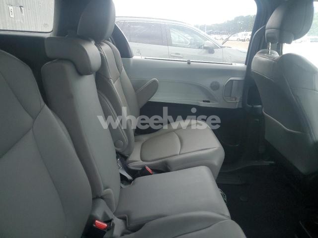 Photo 13 of 2025 TOYOTA SIENNA XLE (VIN 5TDYRKEC4SS255144)