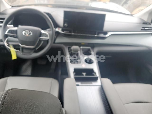 Photo 3 of 2025 TOYOTA SIENNA XLE (VIN 5TDYRKEC4SS255144)