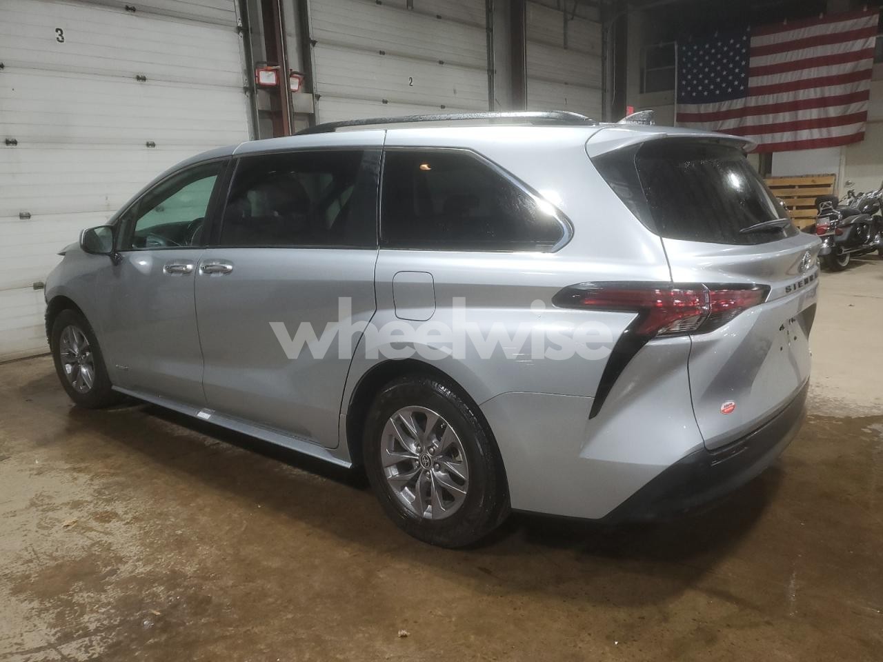 Photo 2 of 2021 TOYOTA SIENNA XLE (VIN 5TDYRKEC5MS007035)