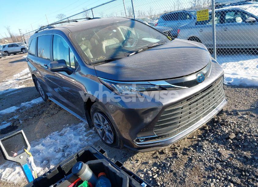 2023 Toyota Sienna XLE (VIN 5TDYRKEC5PS141158) main photo