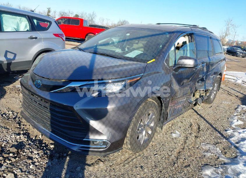 Photo 2 of 2023 Toyota Sienna XLE (VIN 5TDYRKEC5PS141158)