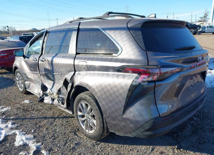 Photo 3 of 2023 Toyota Sienna XLE (VIN 5TDYRKEC5PS141158)