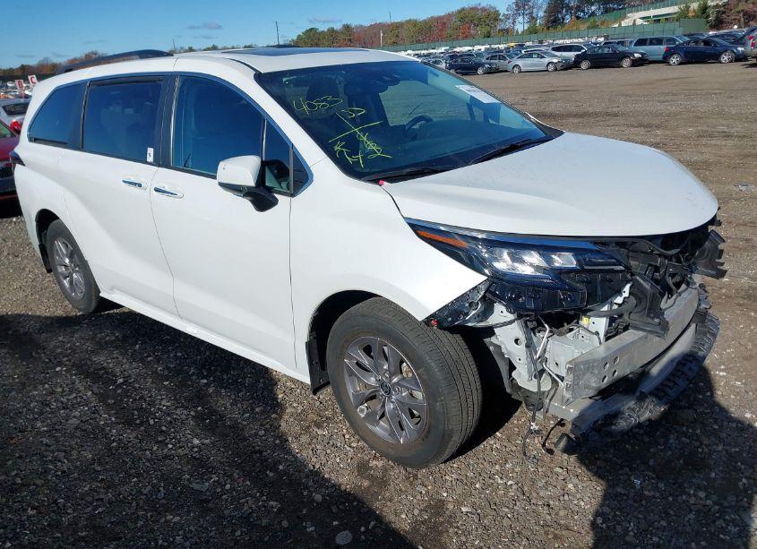 2023 Toyota Sienna XLE (VIN 5TDYRKEC5PS141967) main photo