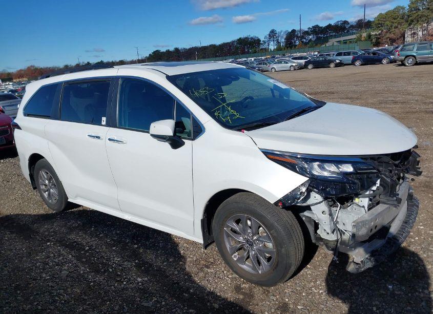 Photo 13 of 2023 Toyota Sienna XLE (VIN 5TDYRKEC5PS141967)