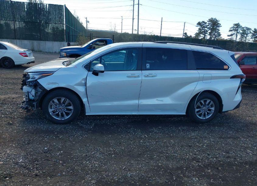 Photo 14 of 2023 Toyota Sienna XLE (VIN 5TDYRKEC5PS141967)